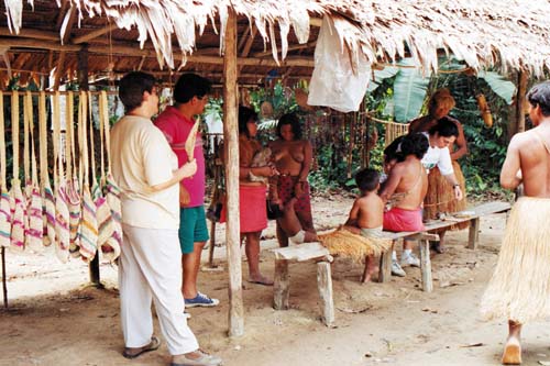 Venta de recuerdos y artesanía de los indios Yaguas